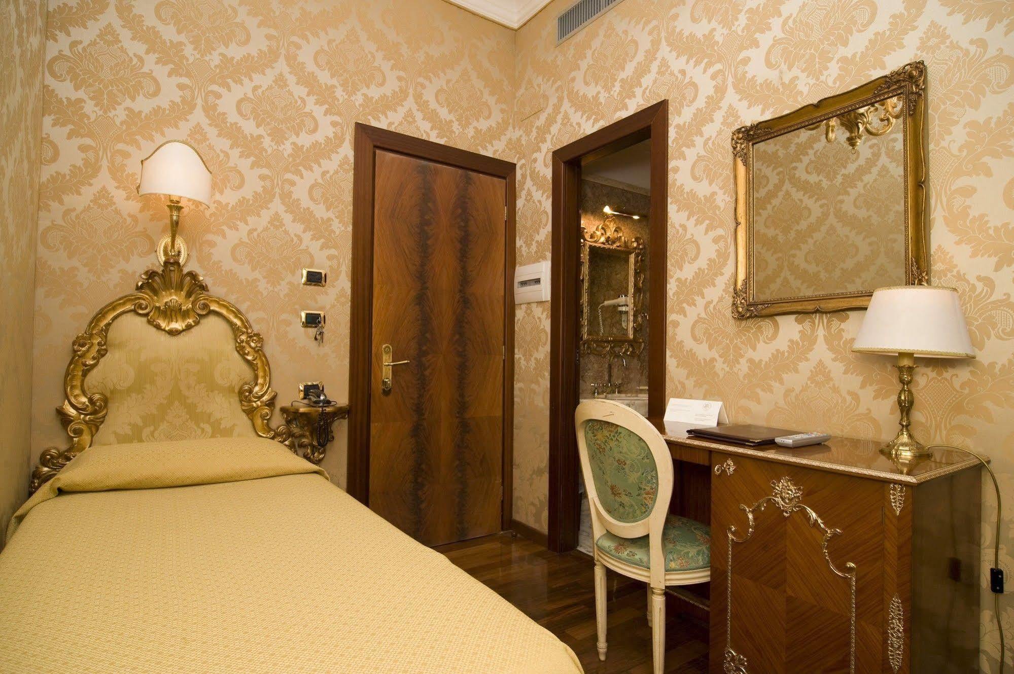 Hotel Des Epoques Rome Bagian luar foto